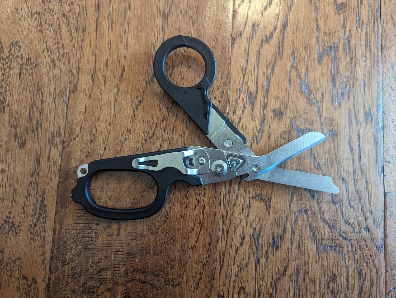 Personalized 6-in-1 trauma shears for EMTs and firefighters – additional product view 6